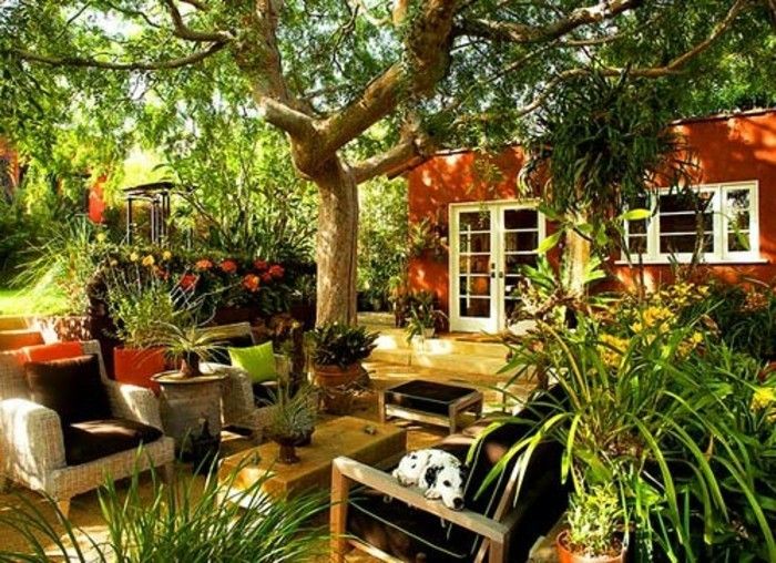 Zanimivo-lepi-vrt-zeleno-okolje-garniture-in-fotelji