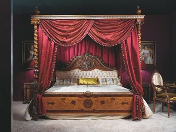 Talian-spálňa-aristokratický-bed-with-červených opona