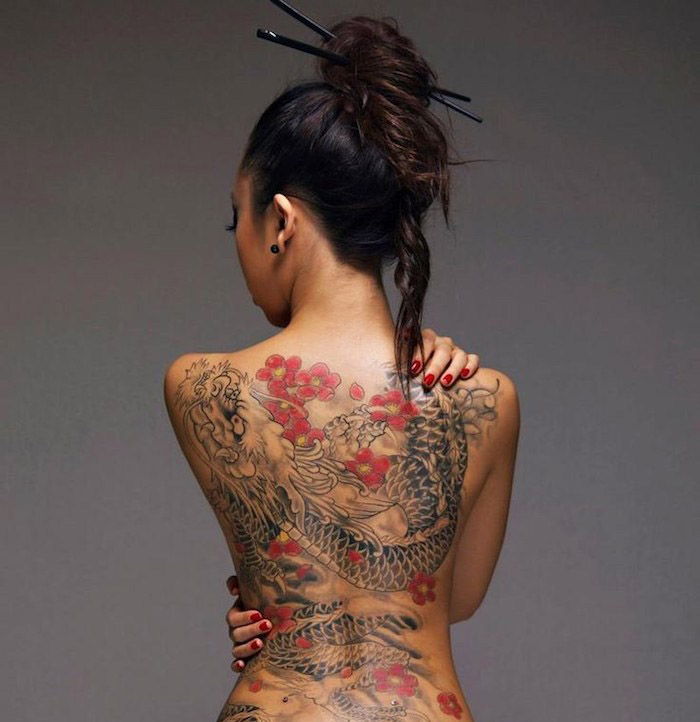 Japanse tatoeages, vrouw met hoog aangezet haar en grote tatoeage op de rug