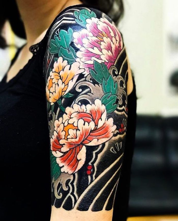Japonské tetovanie pre ženy, farebné tetovanie s veľkými kvetmi