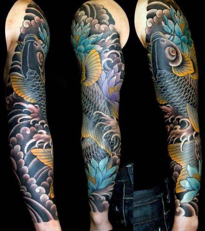 tradičné tetovanie na celej ruke, farebné japonské tetovanie s rybami a kvetmi