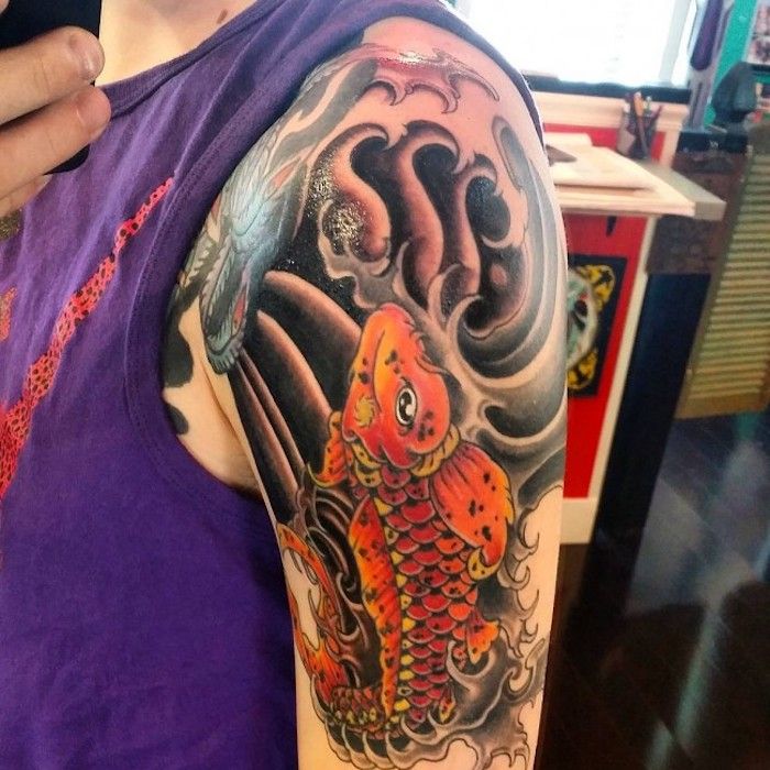 tradičné tetovanie na hornom ramene s rybím motívom, japonské tetovanie