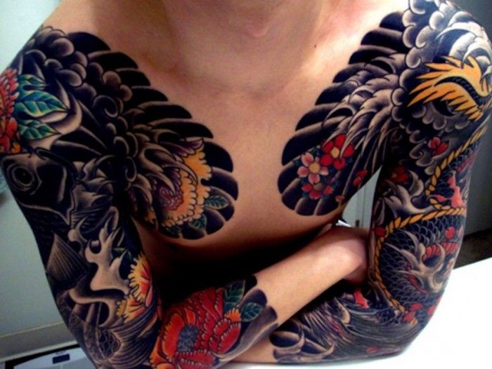 tradičné tetovanie na paži, veľké tetovanie s farebnými kvetmi