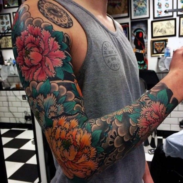 farebné japonské tetovanie, veľké tetovanie s kvetmi nižšie