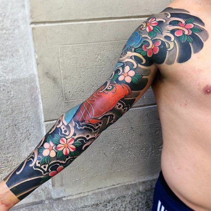 tradičné tetovanie na paži, rukáv tetovanie s motívom rýb a čerešňových kvetov