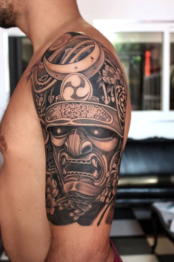 tradičné tetovanie v čiernej a šedej farbe v hornej časti ramena, samuraj tetovanie