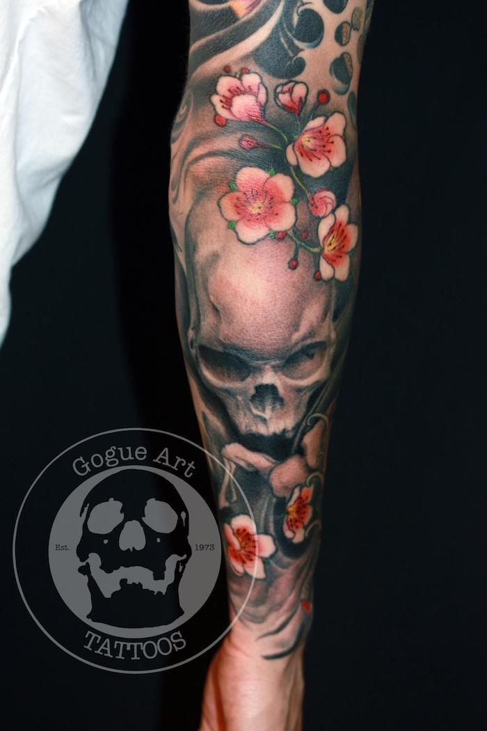 Japanse tatoeages, schedels in zwart en grijs in combinatie met roze kersenbloesems