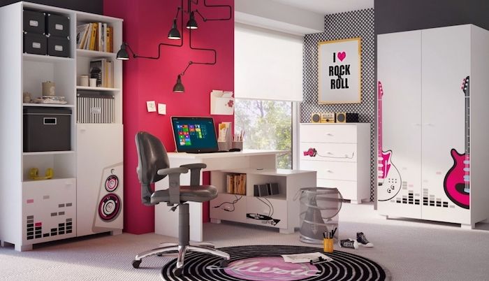 ungdomsrom sette ideer rød eller bringebær rosa fargevalg crass aksenter i et svart hvitt rom design ideer skrivebord