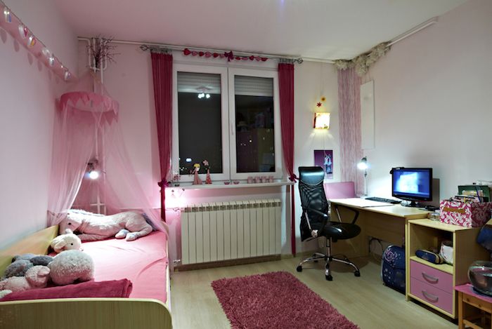 ungdomsrom ideer til kjærlig jente interiørdesign i overveiende rosa enhjørning kose leketøy på sengen ideen