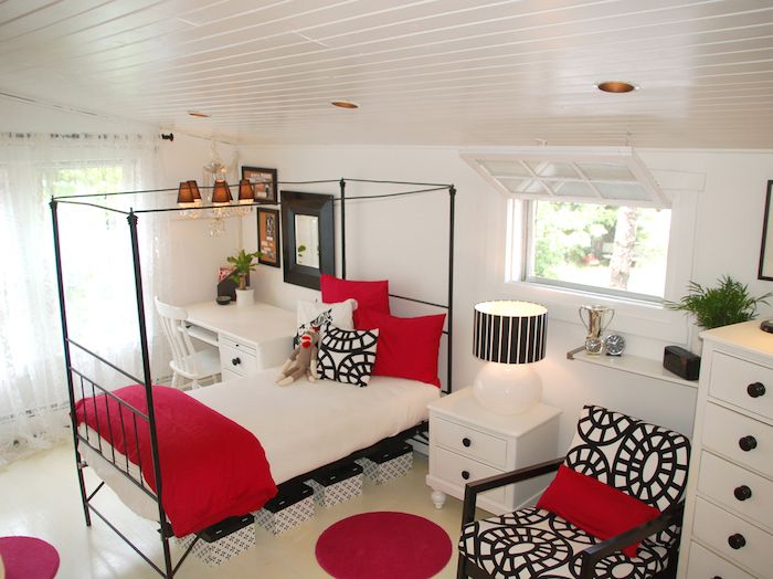 ungdomsrom svart hvitt og rødt ideer pute lenestols seng design ideer skrivebord skuffer
