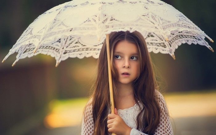 bambini-acconciature-a-little-girl-with-a-ombrello