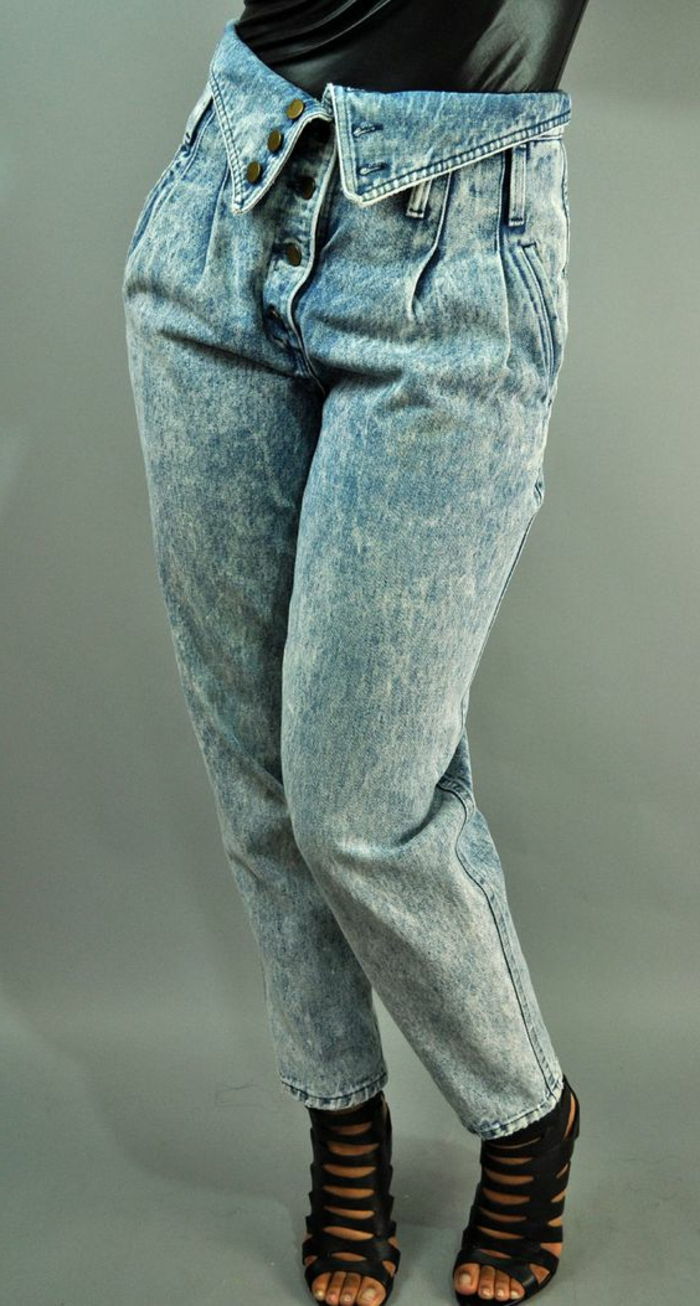 Vestidos dos anos 80 - calça jeans lavada de cintura alta com pregas e botões, sandálias pretas