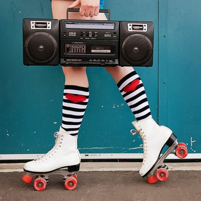 Roupas dos anos 80 - roupas esportivas, shorts, meias listradas longas, patins brancos, boomboxer