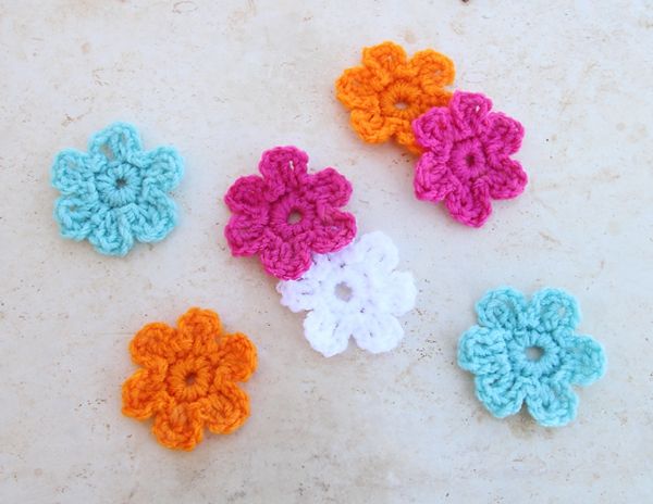 small-háčkovaná-s-krásne kvety-v-rôznych farbách