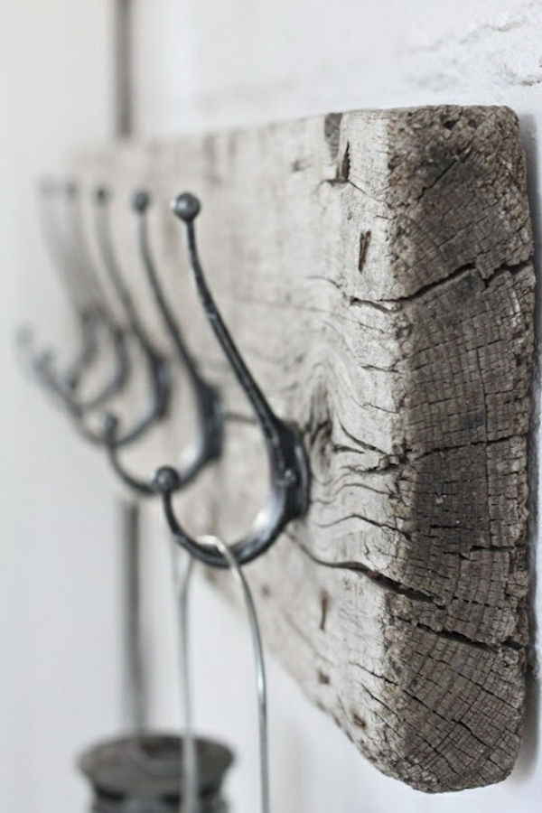lenta, pagaminta iš dreifuotų medžių ant sieninių pakabų