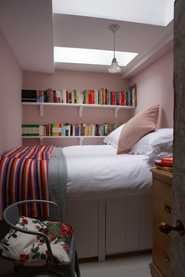 małą przestrzeń ustawione łóżko-with-biało-pościelą