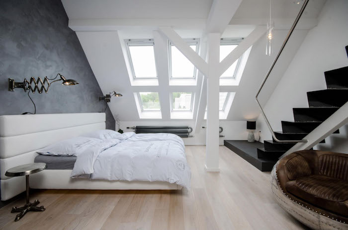 rum med sluttande säng säng sida sovrum sovrum sovrum sovrum idé idéer design trappor svart