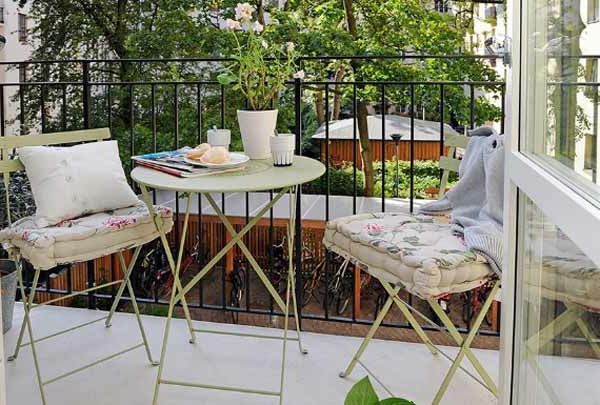 Bilde av en fin liten terrasse med hvite møbler