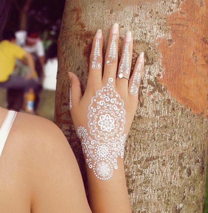 idéias de tatuagem na mão de uma linda mulher branca tatuagem henna estilo anel de casamento da noiva com diamante