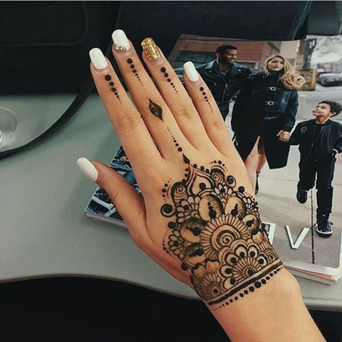 idéias de tatuagem para mulheres modernas tatuagem temporária henna combinada com design grande unha com pedras