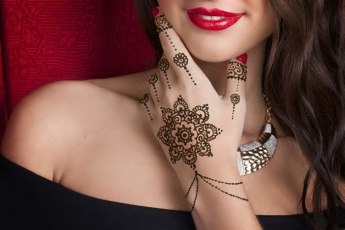 tatuagem idéias hena temporária bela pintura na mão de uma bela dama batom vermelho