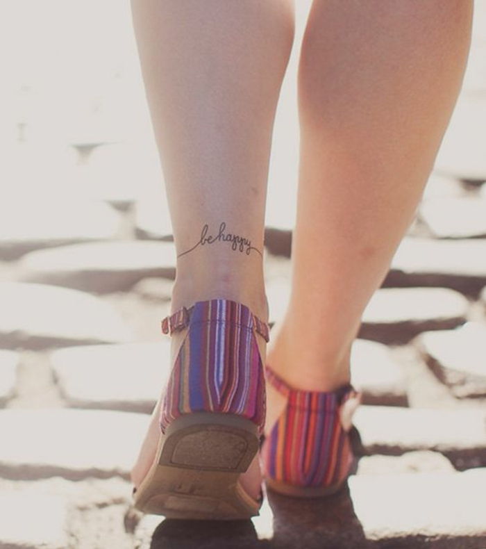 modelos de tatuagem mulheres lindas sandálias coloridas pequena fonte na perna coxa mulher