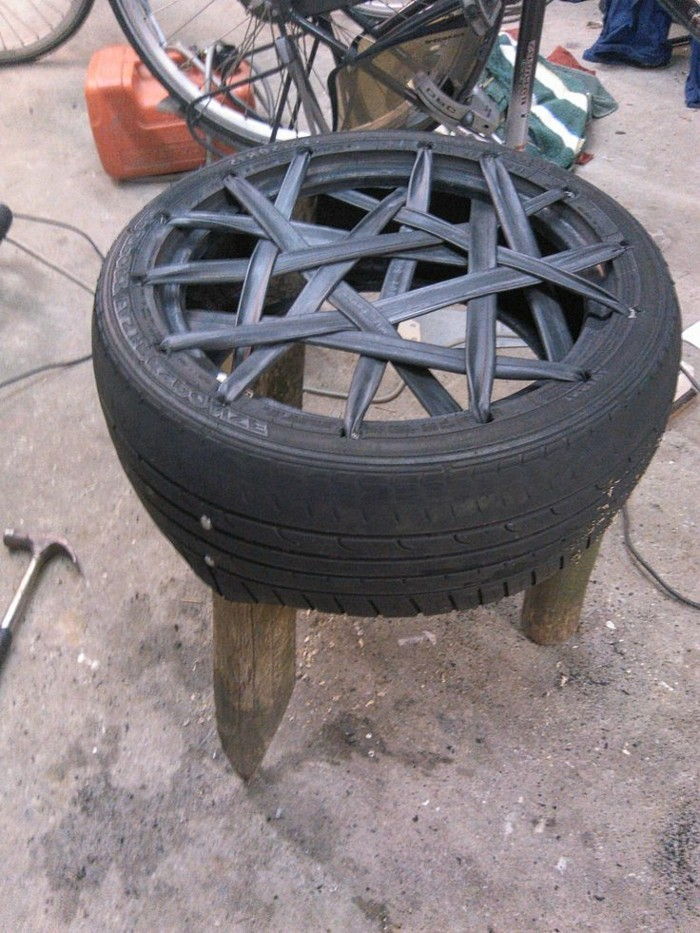 Recyklácia -Z-odpadové pneumatiky vyrobené menšie hniezda tabuľku