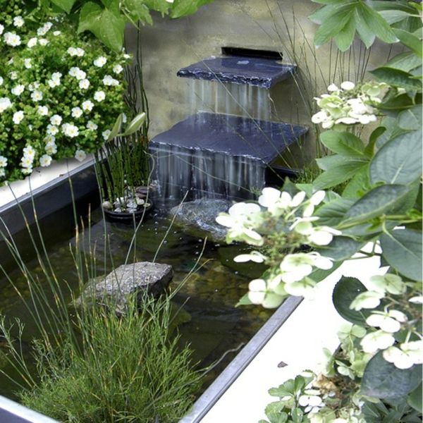 Pequeno-lago-com-aquático-cachoeira no jardim