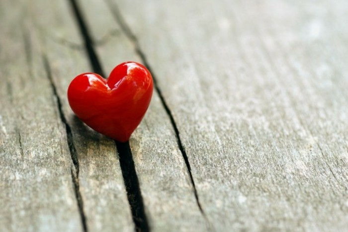 gratis bakgrundsbild valentine-stor-liten-röd-hjärta-bordade mellan-trä-