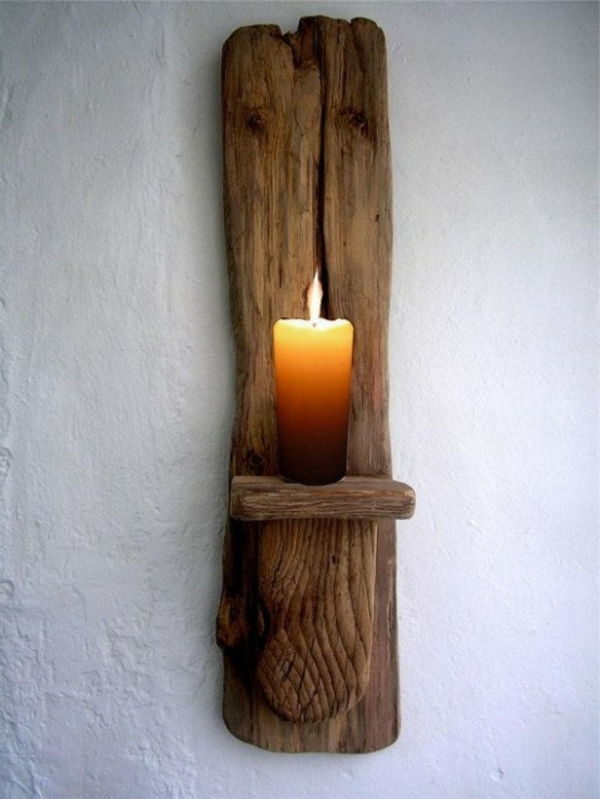 žvakių laikiklis, pagamintas iš dreifuotų medžių, kabančių ant sienos