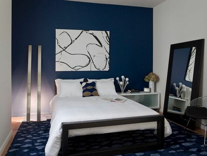 kreativa litet sovrum-med-en-vit-bed-white-image-to-the-wall