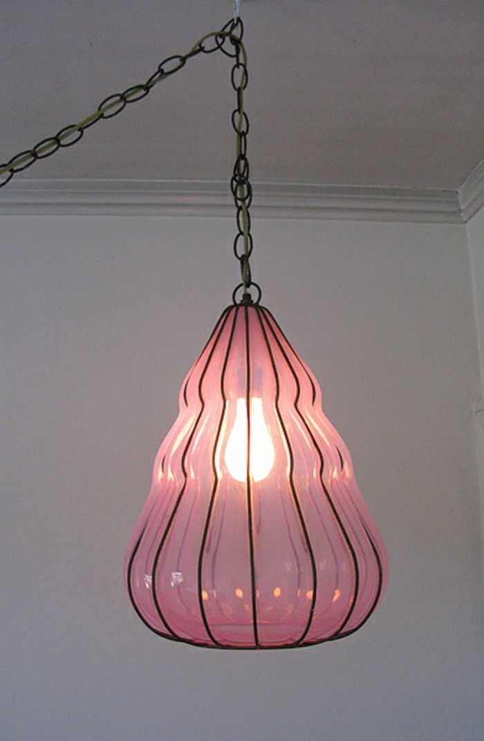 lysekrone-in-pink-hengende-interessant-lampe