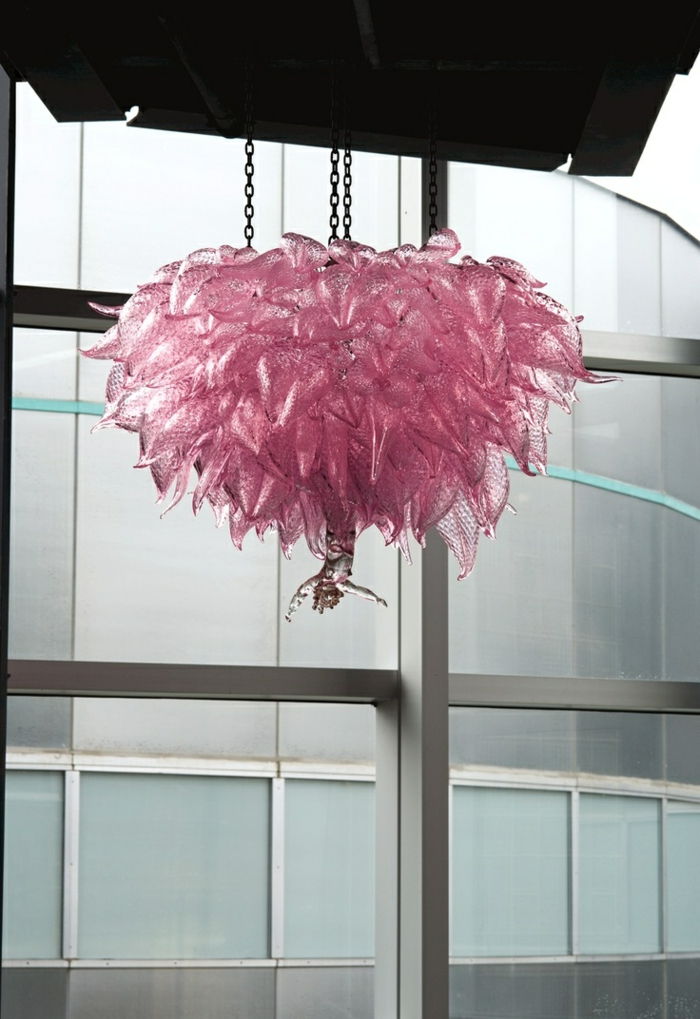 lysekrone-i-rosa-inspirerende-modell-mange vinduer bak
