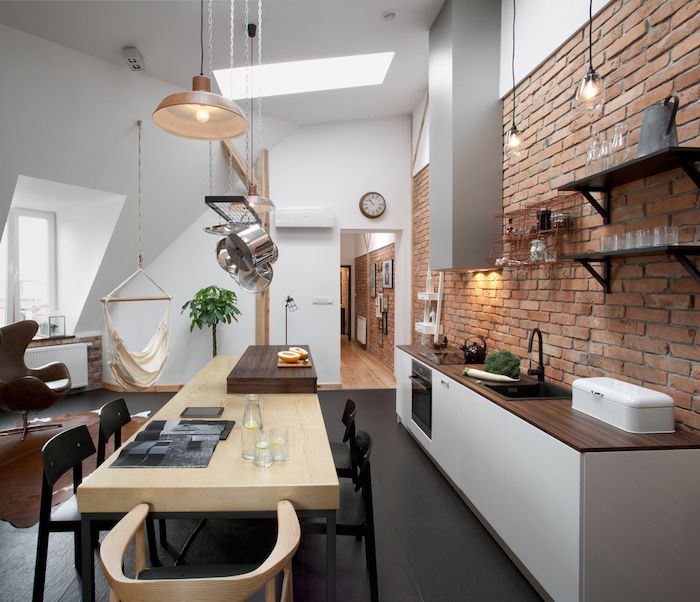 Platt utsmyckat kök i en vindsurf lägenhet idéer inspirerande bord fåtölj