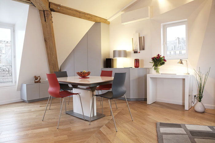 sluttande tak gör bra idéer litet tak rum sätta upp matbord för att plantera röda och gråa stolar