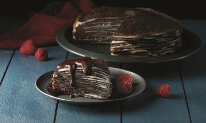 dekorera läckra-choklad-kaka-med-raspberry-