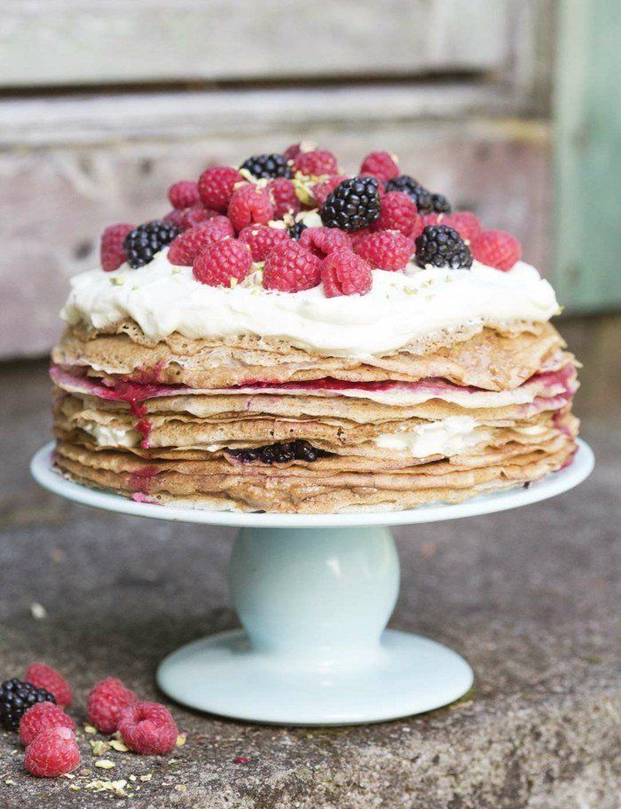 läcker-cake-on-kakan stå med berries--