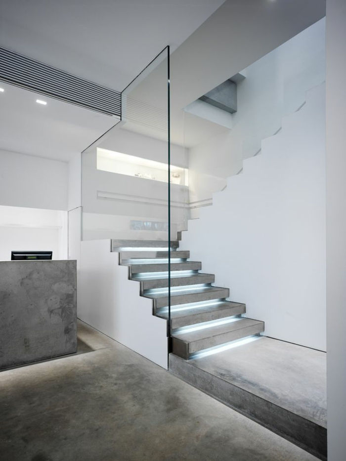 vodil stopnice osvetlitev in belo minimalistično notranjost-design