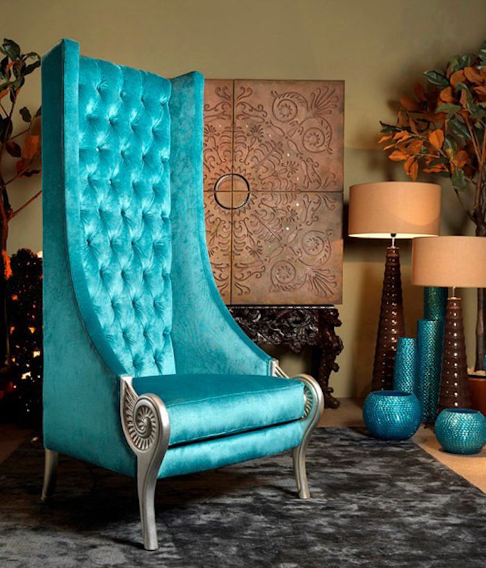 Turquoise blå lesestol med høy rygg, sølvben, vintage møbler, planter i rommet