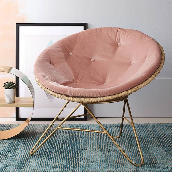 rund kurvstol med metallben, ombremur i rosa og hvitt, designerbord med kaktusplanter