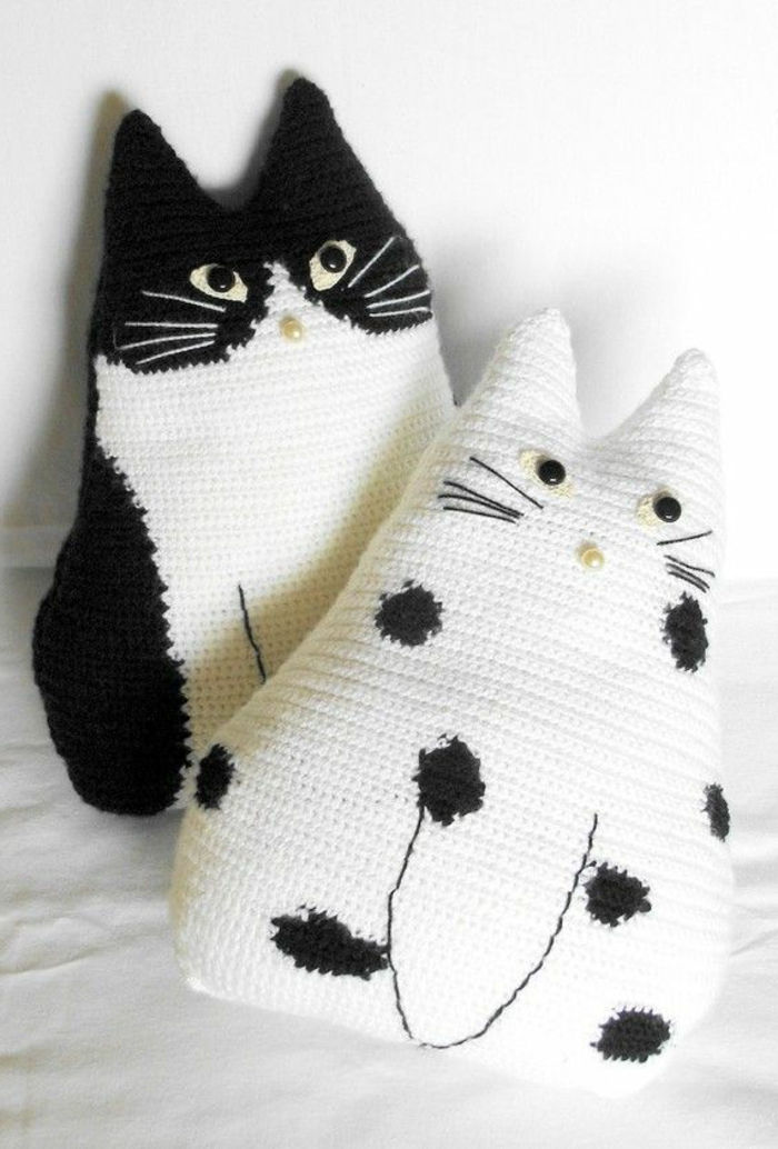 smešno Kvačkanje Pillow belo-in-black-cat