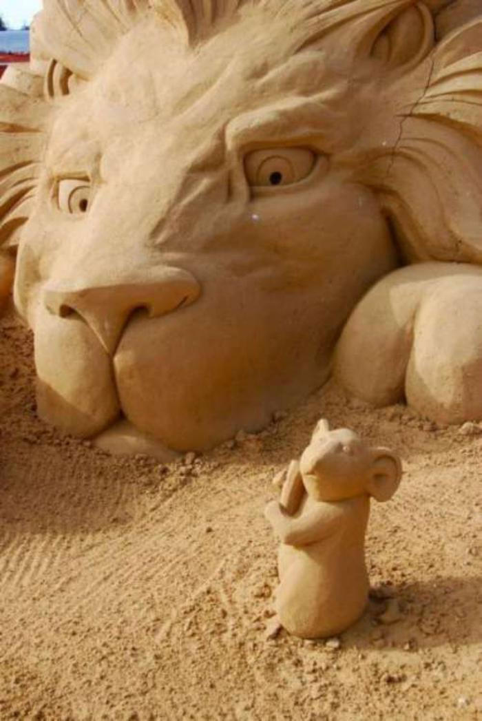divertente sabbia Scultura di Leone e mouse