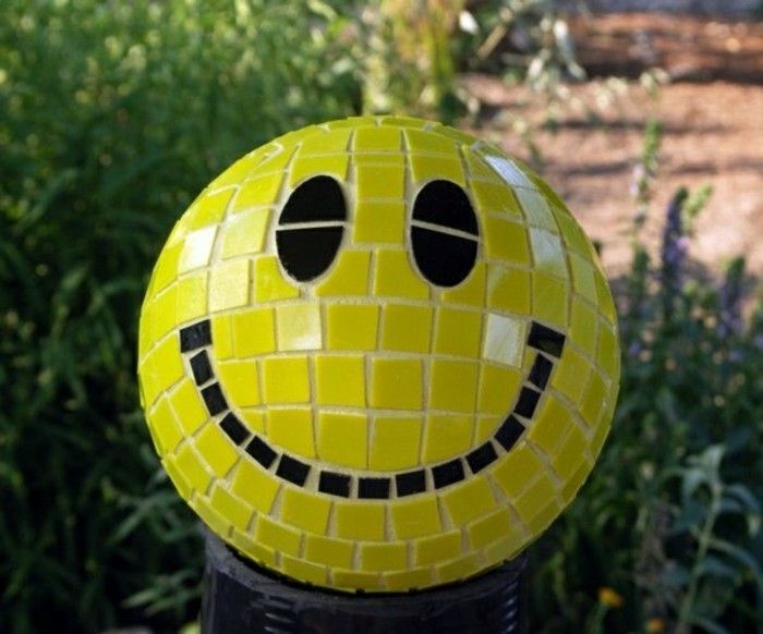 funny-Gartendeko-zelf-make-ball-with-a-lachend-face