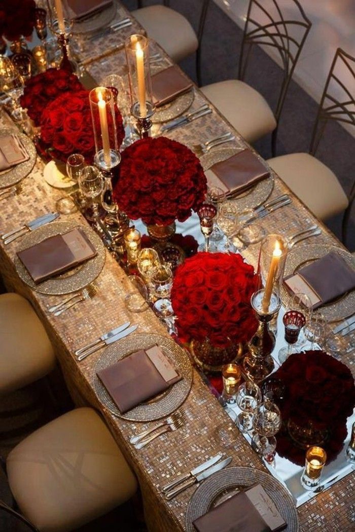 Razkošen nastavitev miza z bleščeča-prt-in-rdeče-vrtnice