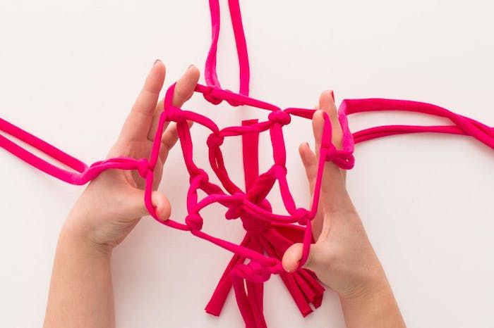Trekk knutene og leddene slik at blomsterknappen passer inn i DIY-ideene dine