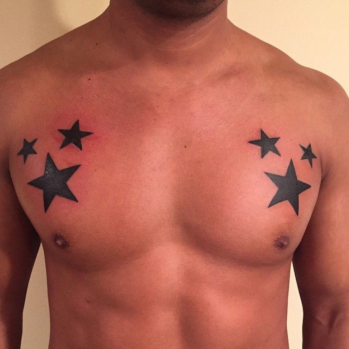 un uomo con tatuaggi con due grandi stelle nere e quattro piccole stelle nere - tatuaggio stella