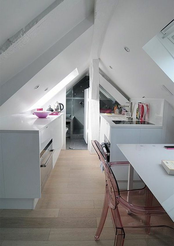 manzarda-kuchyne-in-bielej farby, s dreveným podlahy