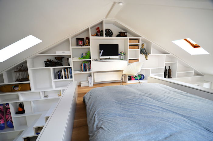 penthouse lägenhet exempel idéer stor säng i rummet trappor hyllor