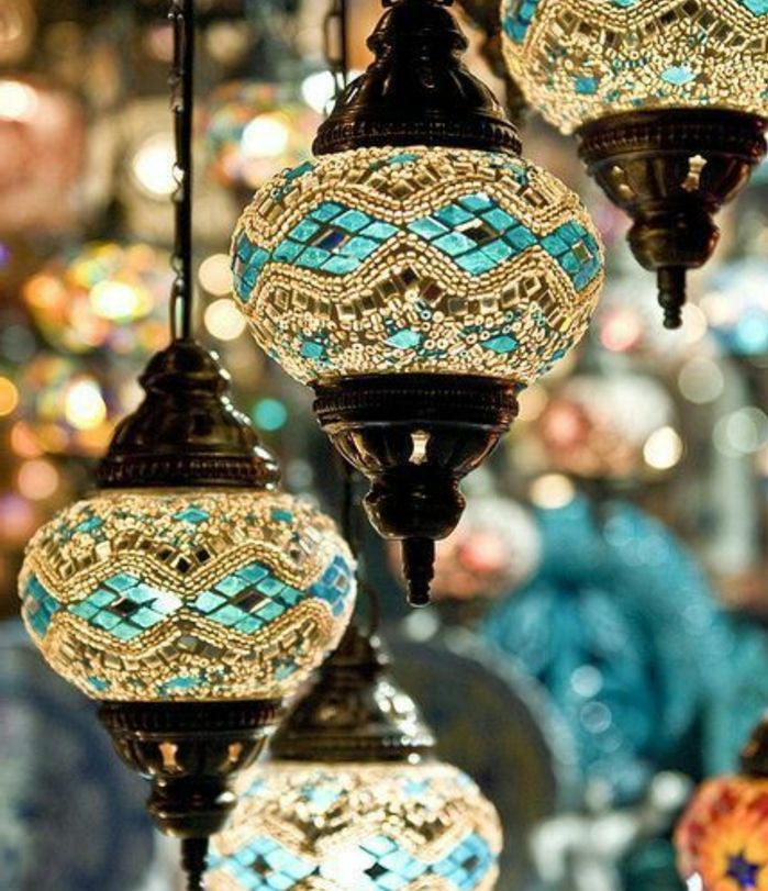Mobilier Arabic Lămpi marocane cu piese din sticlă de design unic, în culori transparente și albastre