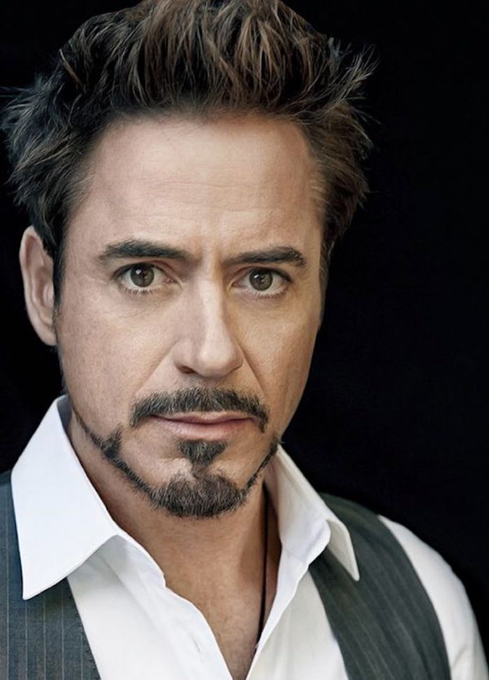 Robert Downey Jr. s kotvou vous, pošpacené vlasy, čierne pozadie